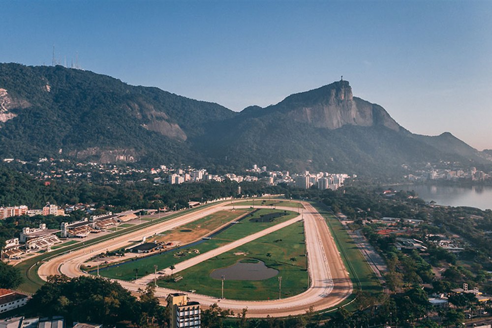 Periodização do treinamento equino: hipódromo visto do alto e o calendário de provas do ano